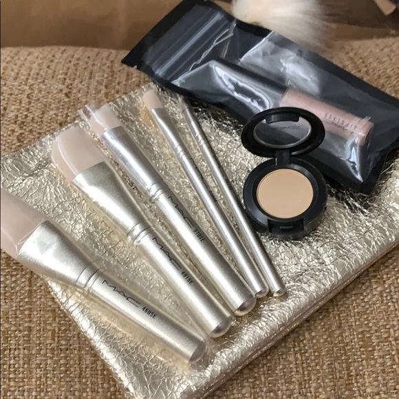 MAC Cosmetics Other - ✨✨MAC LE SNOWBALL ADVANCED BRUSH SET W BONUS ✨✨